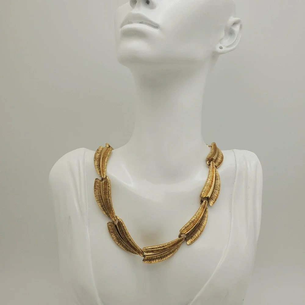 Hope Chest Choker Necklace Gold Tone Brushed Textured Leaf Link Mid‎ Century Vtg